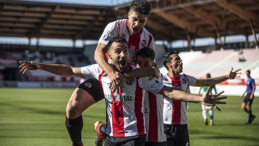 Los jugadores del Zamora CF celebran un gol ante la Cebrereña en el Ruta de la Plata.