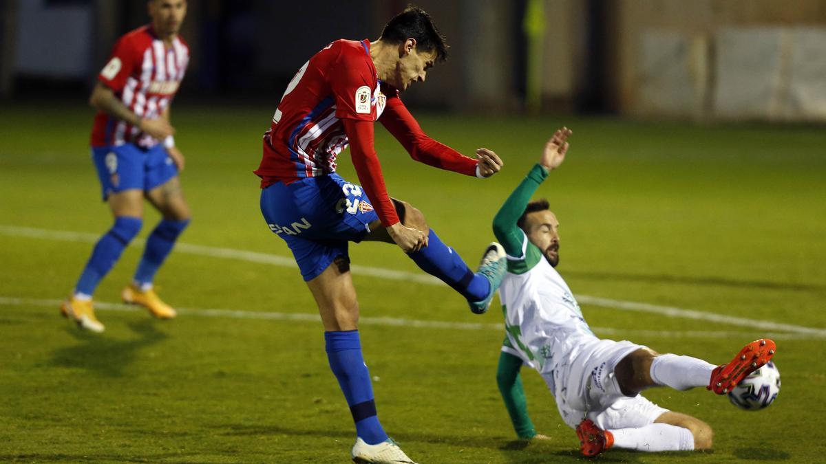 Pablo Pérez, en una acción del partido ante el Quintanar del Rey.