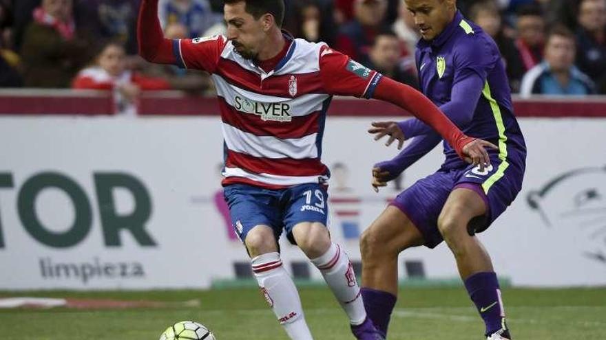 Cuenca, con el balón, presionado por Rosales.