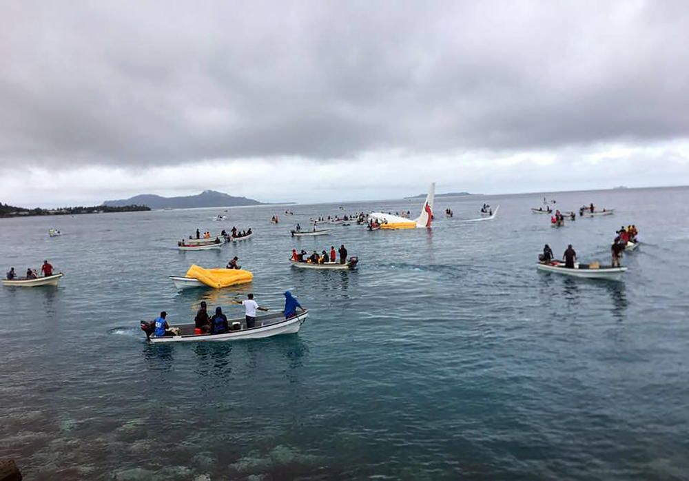 Un avión de pasajeros cae al mar en Micronesia tras despegar sin causar víctimas