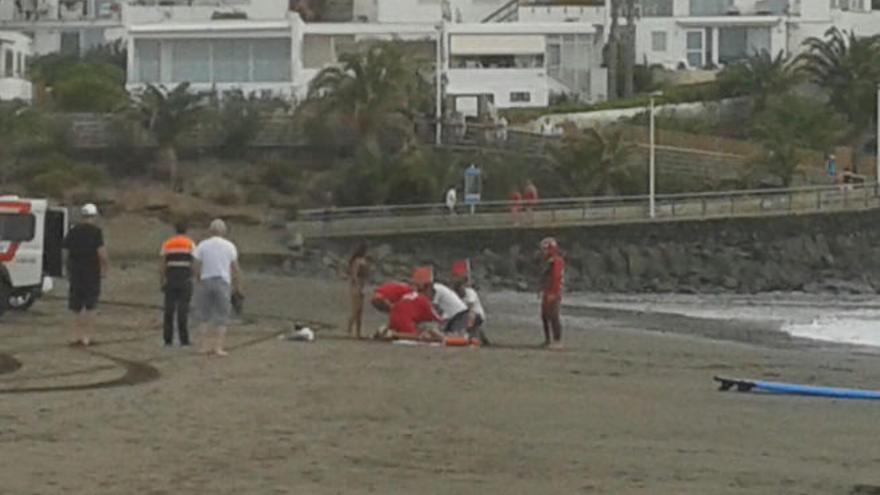 Los miembros de Cruz Roja atienden a la víctima, en la playa de San Agustín.