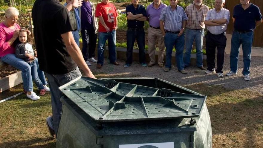 Un técnico de Cogersa explica el uso de la compostadora.