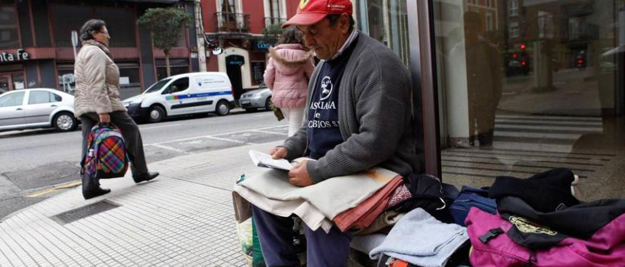 Varia Hich, un ciudadano rumano de 58 años que lleva tres viviendo en las calles de Gijón.