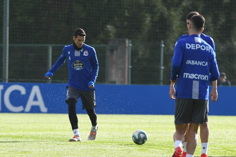 El Deportivo regresa a los entrenamientos tras el descanso con una sesión de larga duración sobre el cesped.