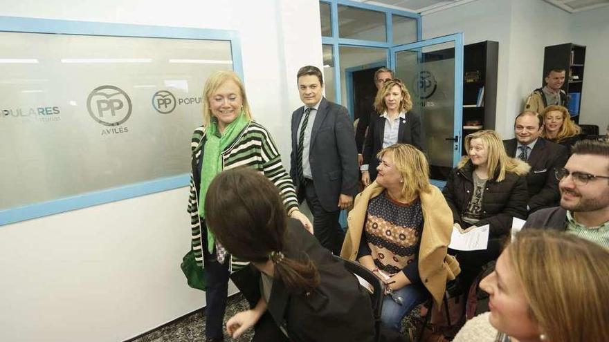 Por la izquierda, de pie, Mercedes Fernández, Pedro de Rueda, Esther Llamazares, secretaria general del PP de Avilés; y Carlos Rodríguez de la Torre, portavoz municipal, ayer, en la sede local del partido.