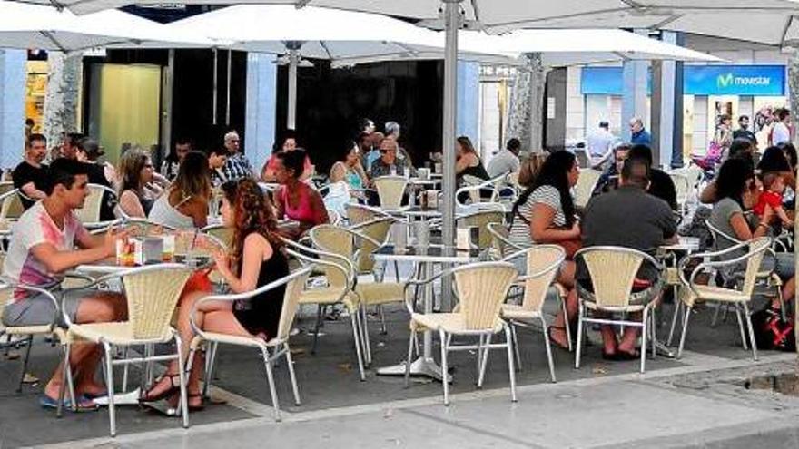 Terrasses al primer tram del passeig de Pere III de Manresa