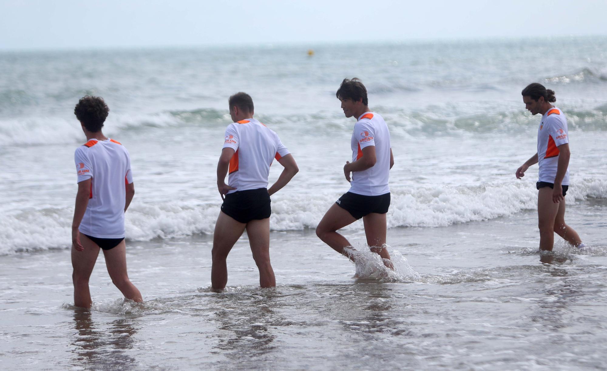 El Valencia CF se entrena en la playa