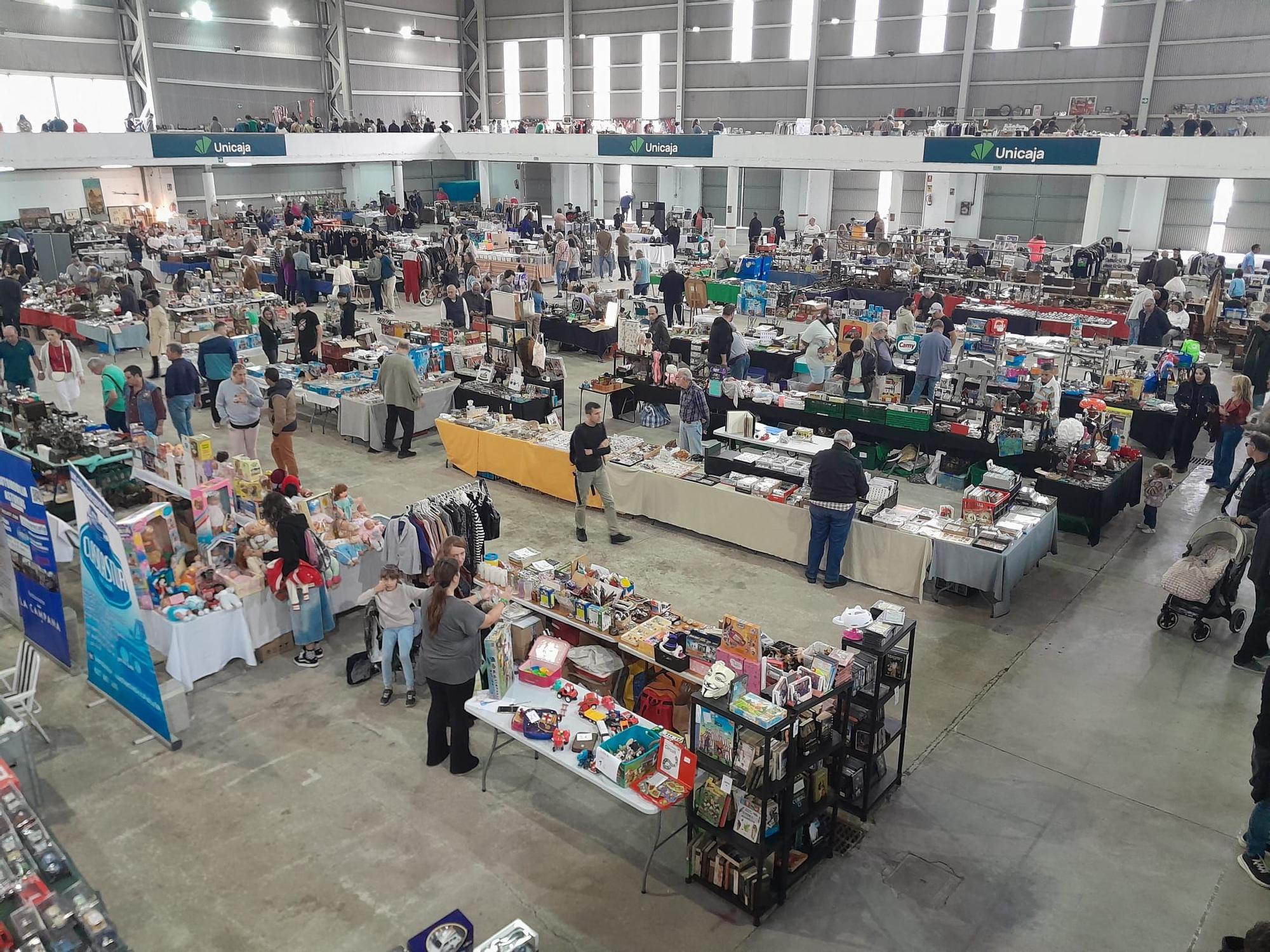 Compra, vende, cambia, así es la Feria del Coleccionismo de Mieres, en la que "hay de todo"