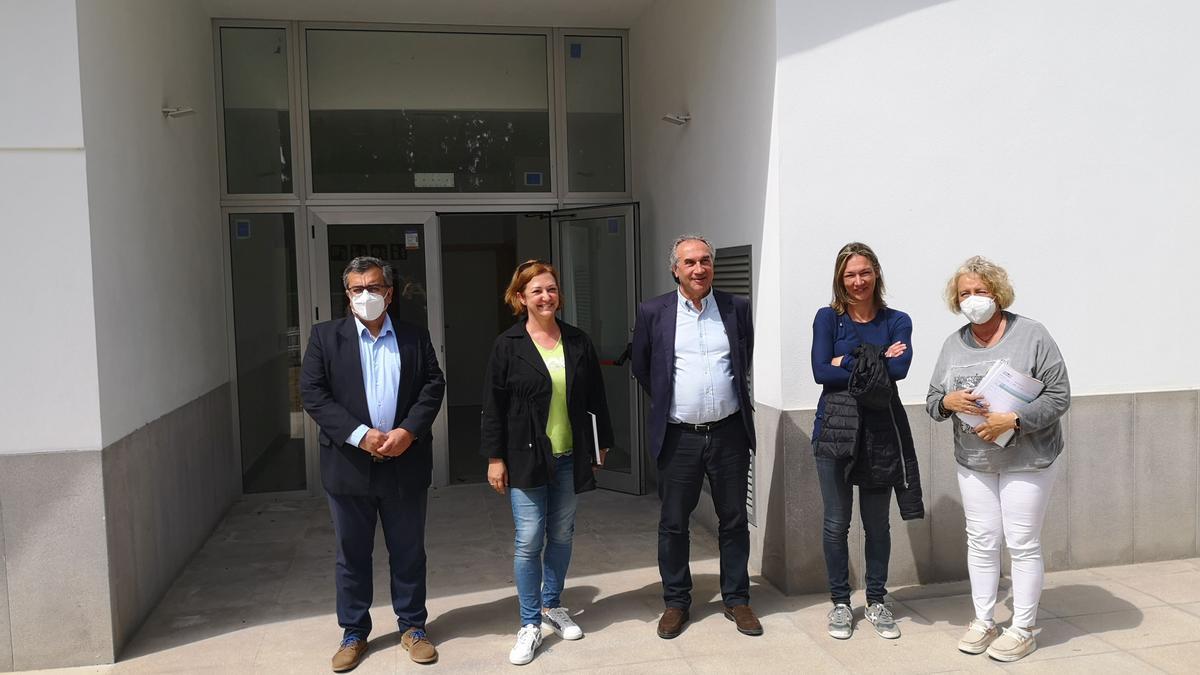 El conseller y parte de su equipo han visitado hoy las obras de ampliación del colegio público.