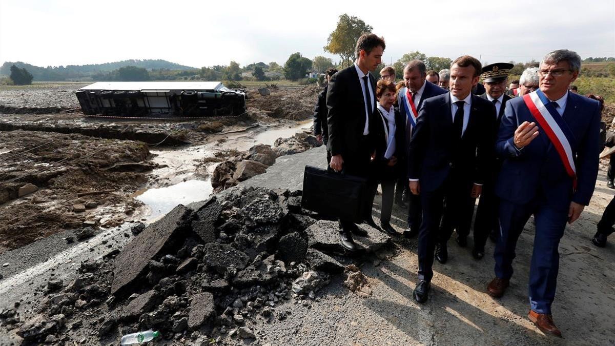 Macron, durante su visita a Villalier, afectada por las inundaciones.