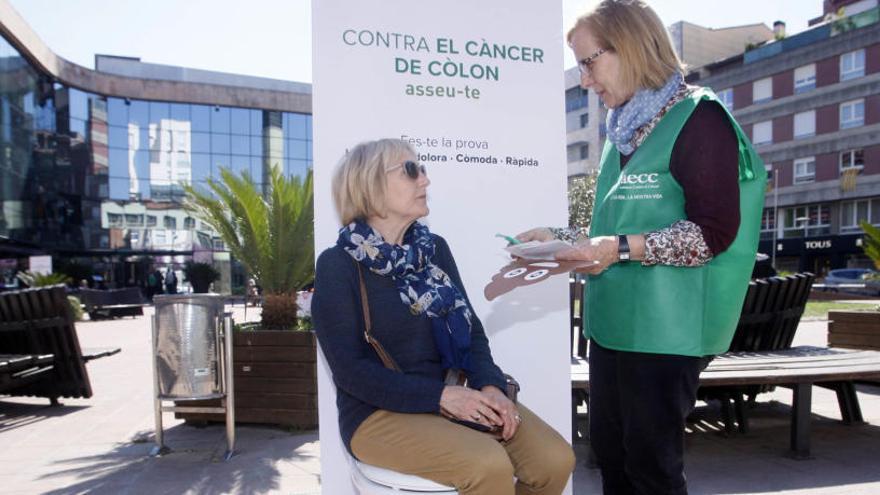 L&#039;AECC ha realitzat la campanya informativa a la plaça Miquel Santaló