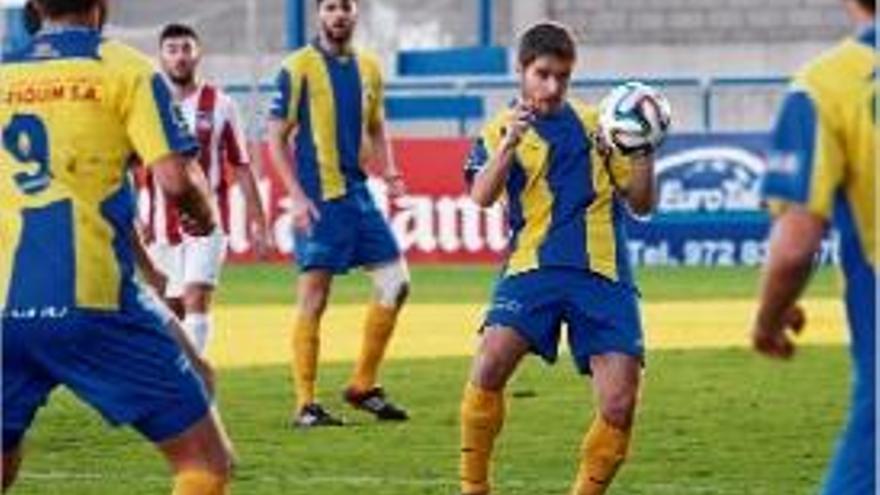 El Palamós fa poc futbol però guanya gràcies a un autogol