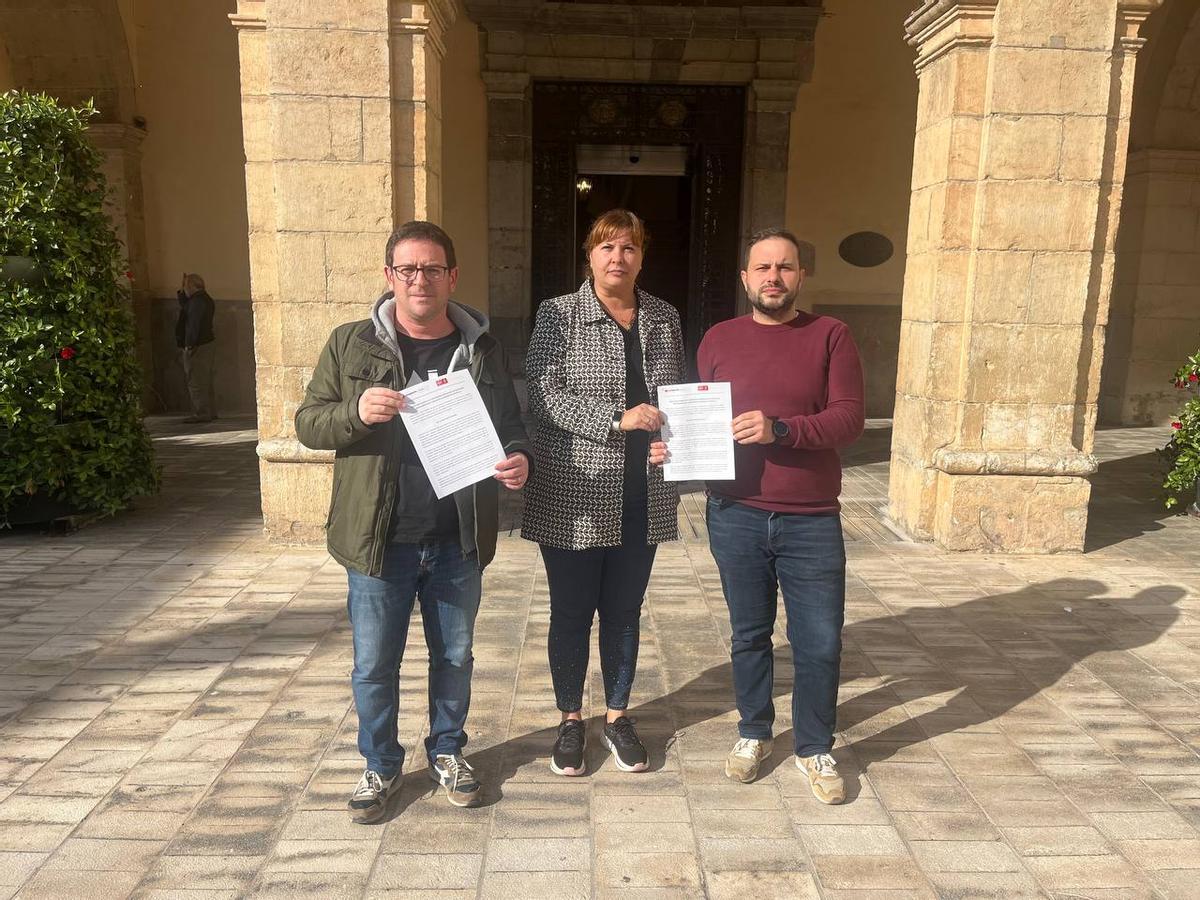 Garcia, Puerta y López, después de registrar la moción.