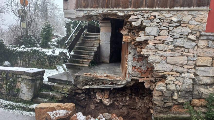 Un socavón corta la calle principal de Dolia, en Belmonte