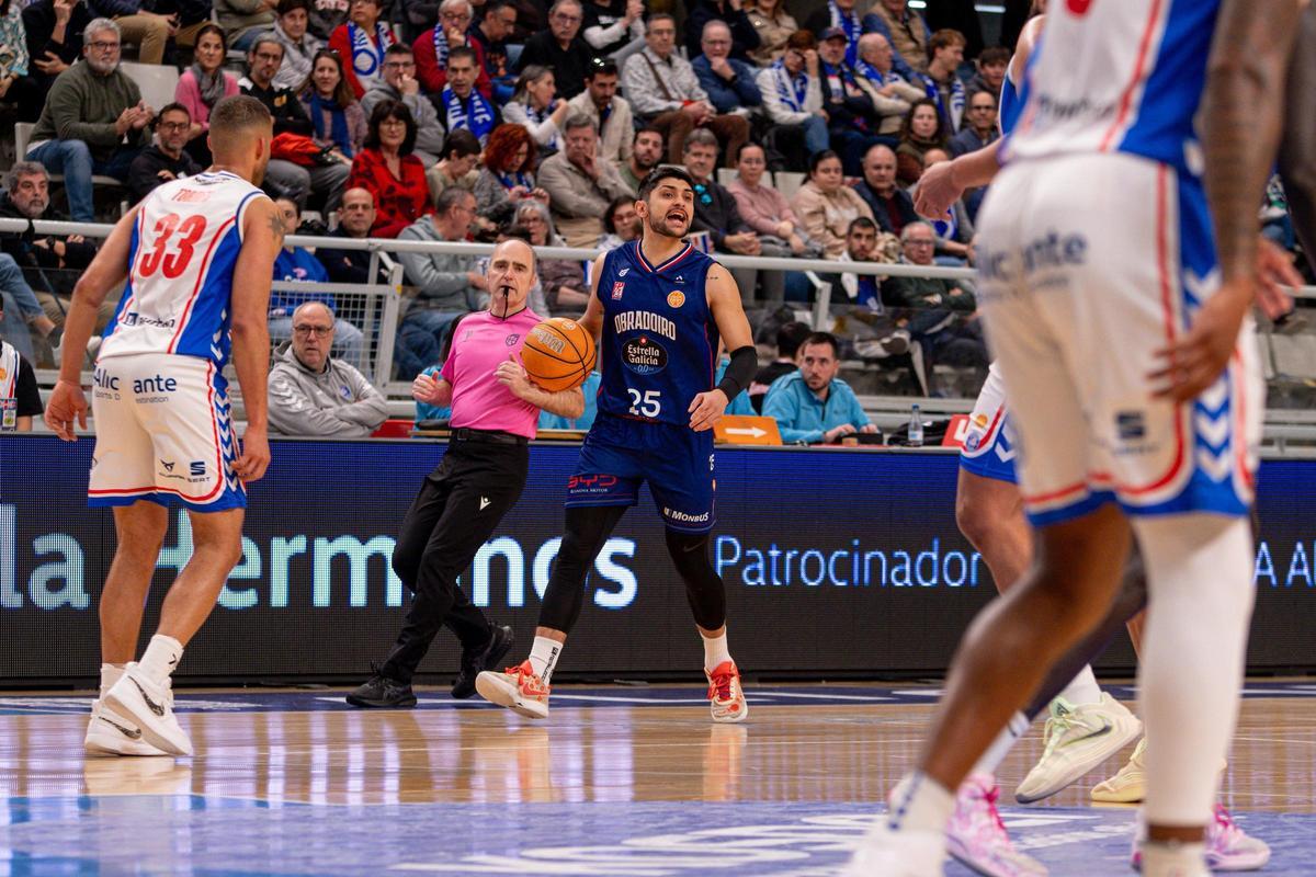 Sergi Quintela maneja el balón durante el choque ante el HLA Alicante.