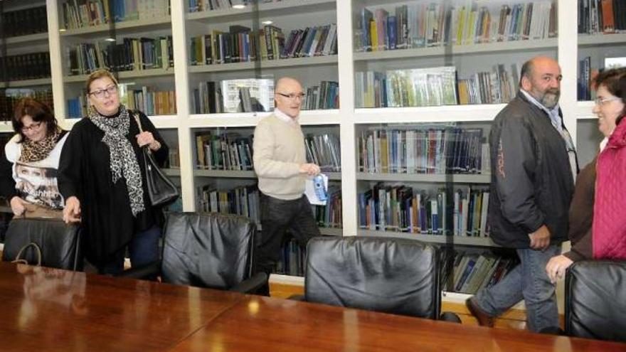 Ramón Blanco (derecha) en el inicio del encuentro celebrado ayer entre los depuradores.  // Noé Parga