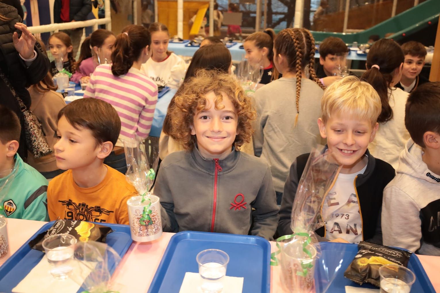 Tradicional merienda de la reina infantil de la Magdalena con su corte