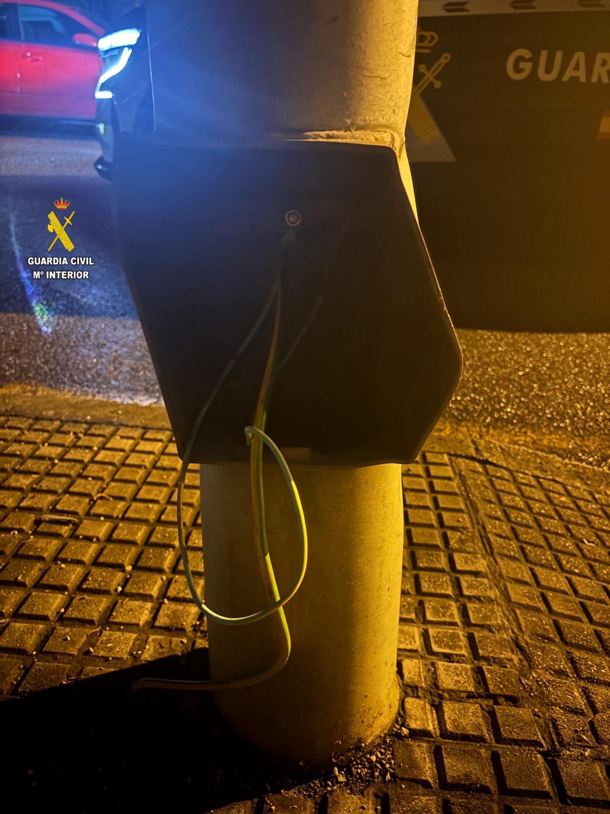 Estado en que quedó una de las farolas.