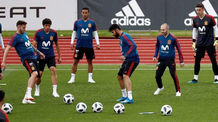 Jugadores de la selección durante el entrenamiento, ayer.