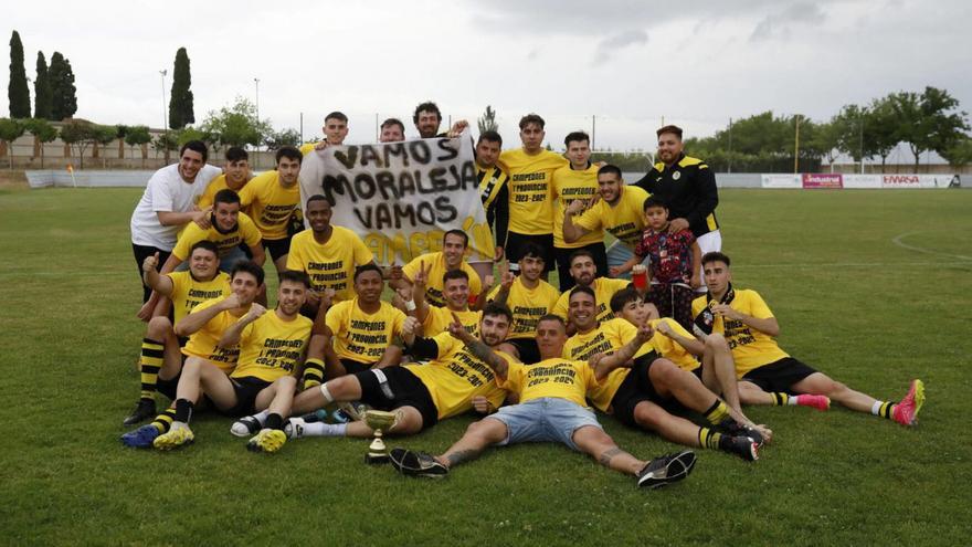 El Moraleja CF celebra el ascenso a Regional de Aficionados. | Ana Burrieza