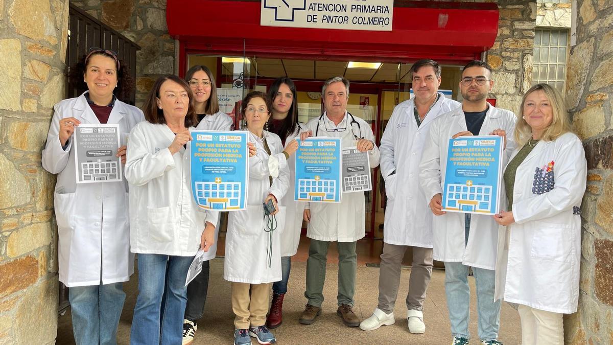 Profesionales facultativos concentrados ayer ante el centro de salud de Pintor Colmeiro.