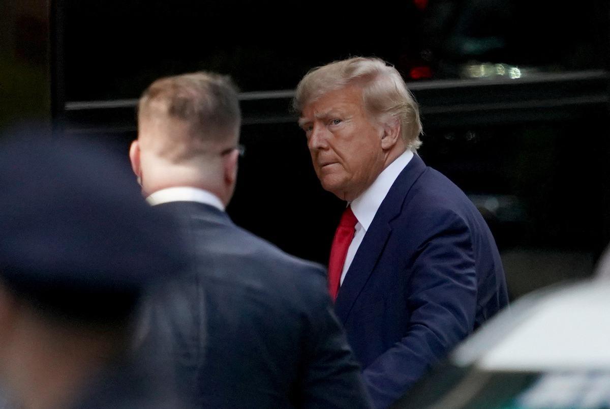 Donald Trump viaja a Nueva York, donde mañana comparecerá ante un tribunal