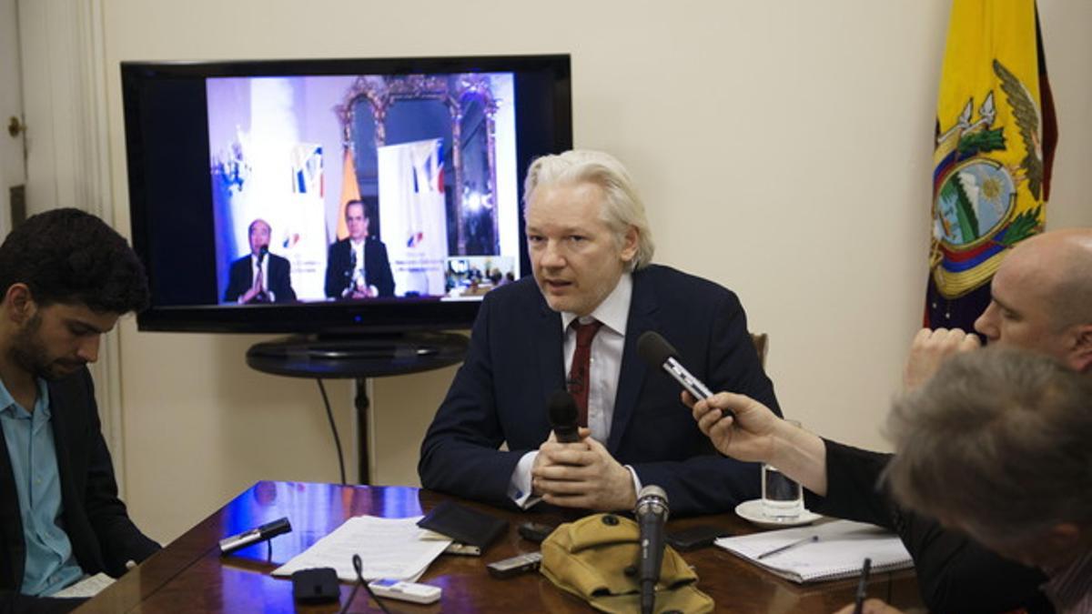 Imagen de archivo de Assange durante una rueda de prensa en la embajada de Ecuador.