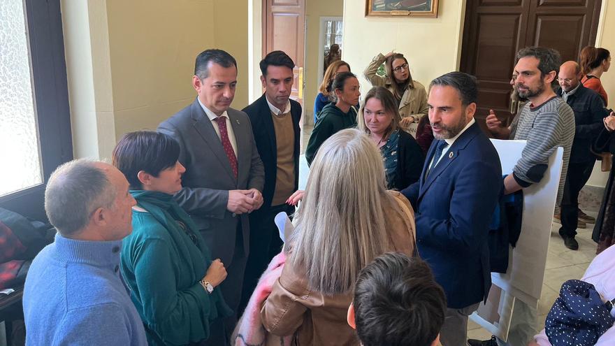 Daniel Pérez, Viruel y Orellana con miembros del AMPA de la EI Adelfa.