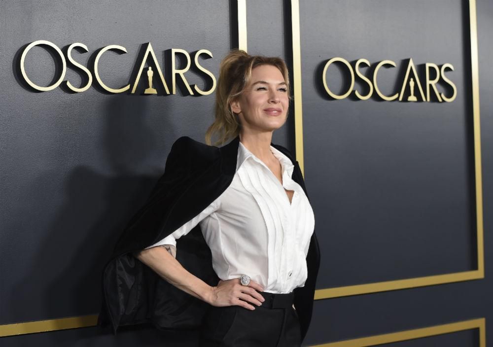 Con un traje oscuro de Tom Ford y una coleta alta de lo más natural, así ha acudido Renée Zellweger al tradicional almuerzo con los nominados a los Oscar