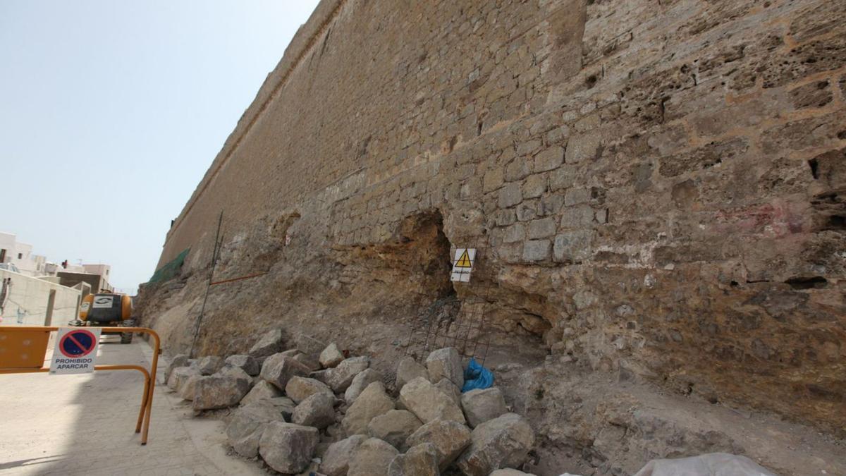 Imagen de archivo de unos trabajos de consolidación en la base de la muralla. | D.I.