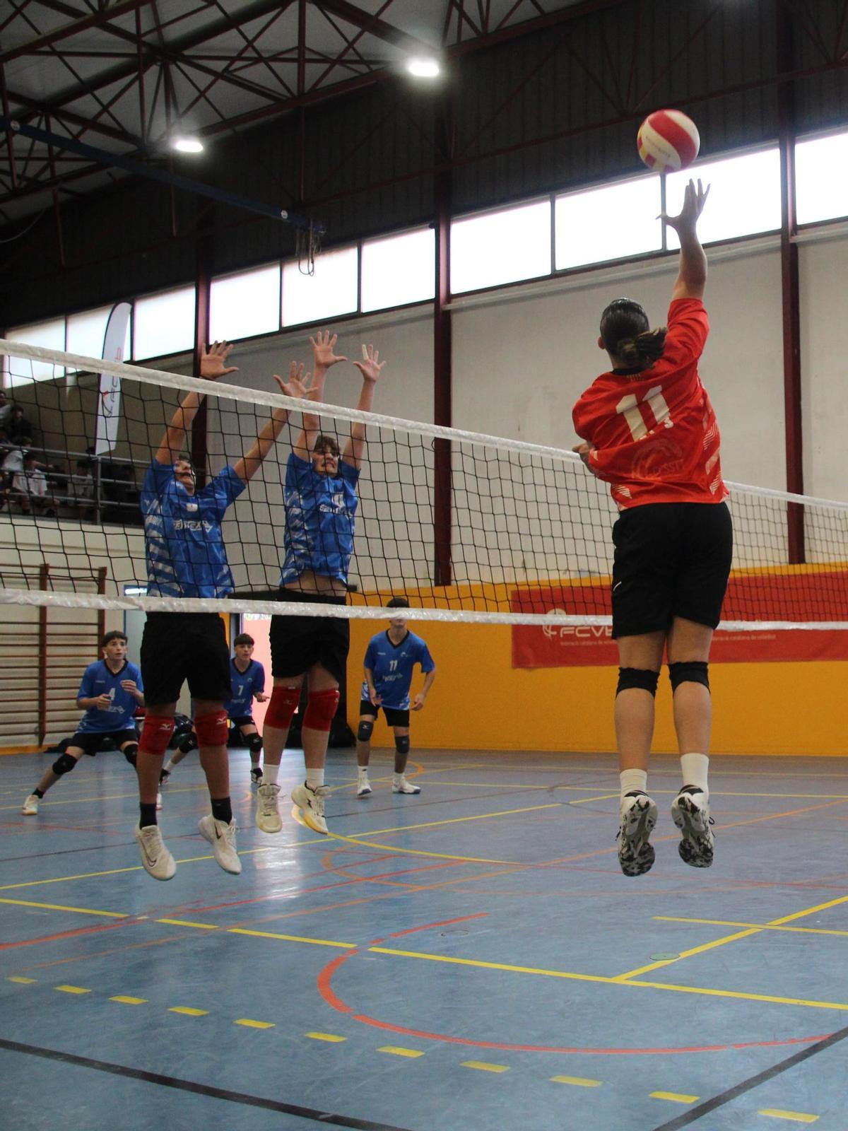 Jugadors de la categoria cadet, en ple partit durant la segona jornada a Gavà
