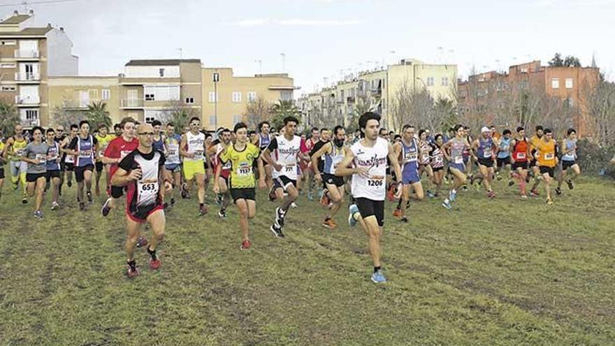 Momento de la salida de la carrera masculina en el cross de Manacor.