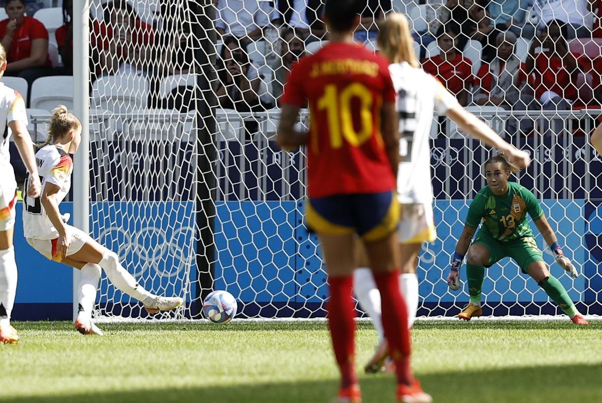 La jugadora alemana Giulia Gwinn lanza un penalti ante España.