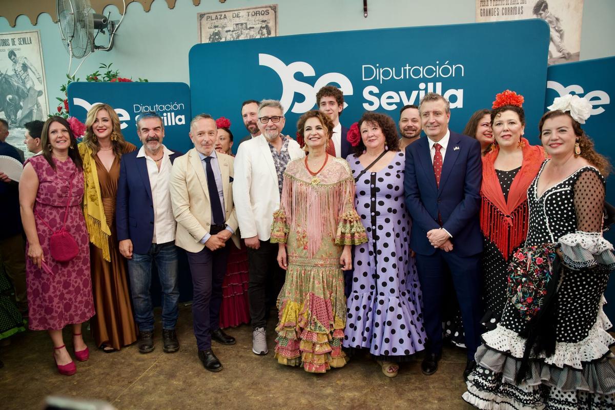 La secretaria general del PSOE-A, y candidata a la Junta de Andalucía, María Jesús Montero, y el presidente de la Diputación de Sevilla, Javier Fernández, en la recepción de la Diputación en la Feria de Abril.