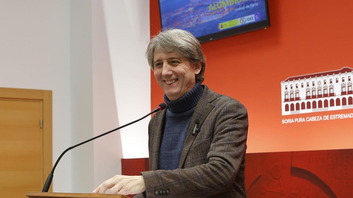 El alcalde de Soria, Carlos Martínez, durante una rueda de prensa hoy en Soria.