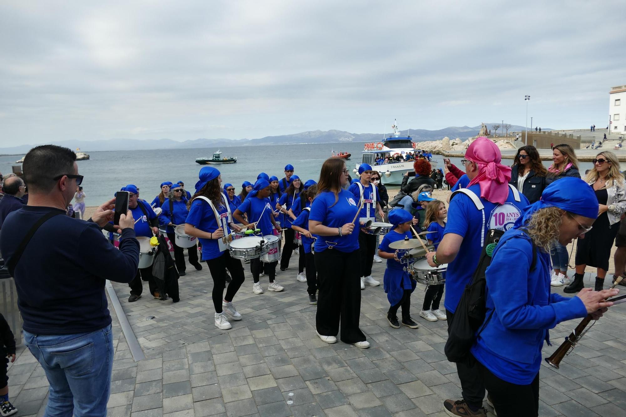 La Batuscala celebra 10 anys desembarcant a la platja de les Barques de l'Escala