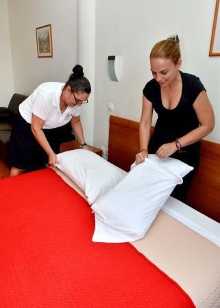 08/06/2018 VECINDARIO, SANTA LUCÍA DE TIRAJANA. La portavoz de Podemos en el Parlamento Canario, Noemí Santana, comparte una jornada como camarera de piso en el Hotel Avenida de Vecindario para conocer como es el trabajo de las Kellys. SANTI BLANCO  | 08/06/2018 | Fotógrafo: Santi Blanco