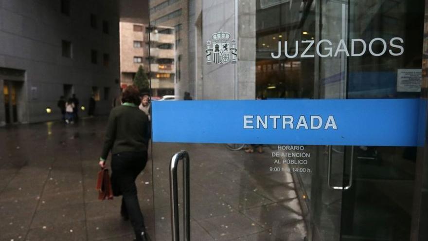 Condenada por intentar que su exmarido incumpliese la orden de alejamiento en Oviedo