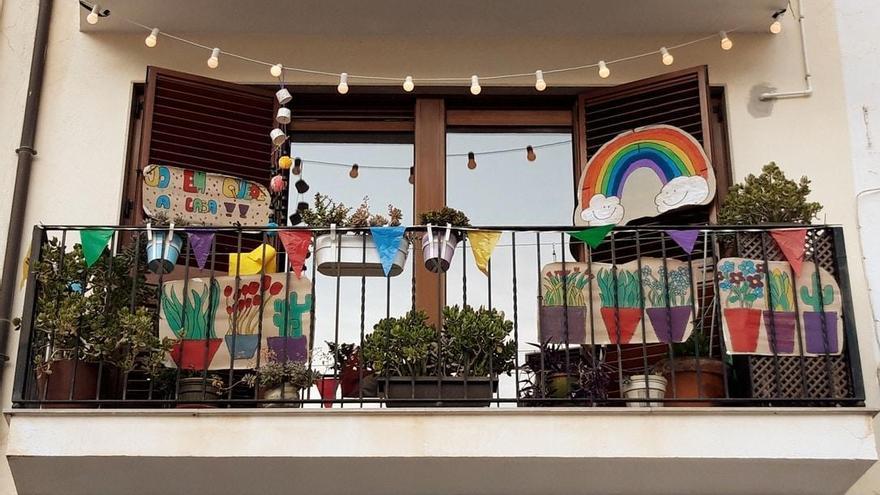 Vilafamés apoya al comercio local desde los balcones