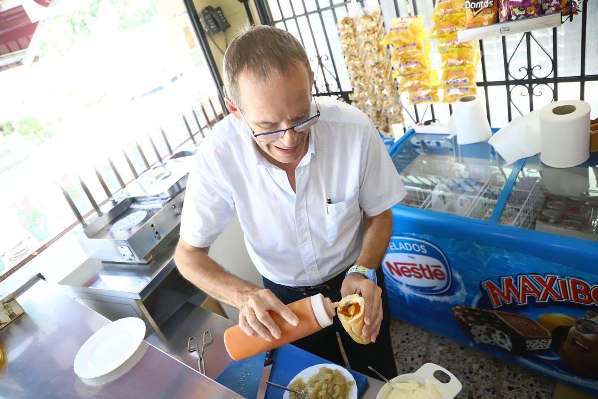 Rafael Lucas prepara uno de sus clásicos perritos calientes el pasado verano.