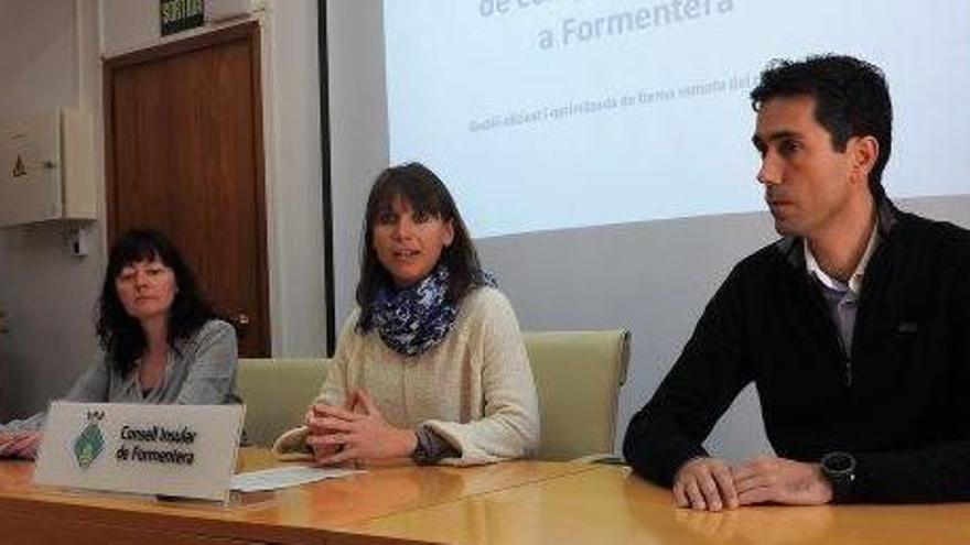 Mar Yern, Daisee Aguilera y Luis López durante la presentación del proyecto.