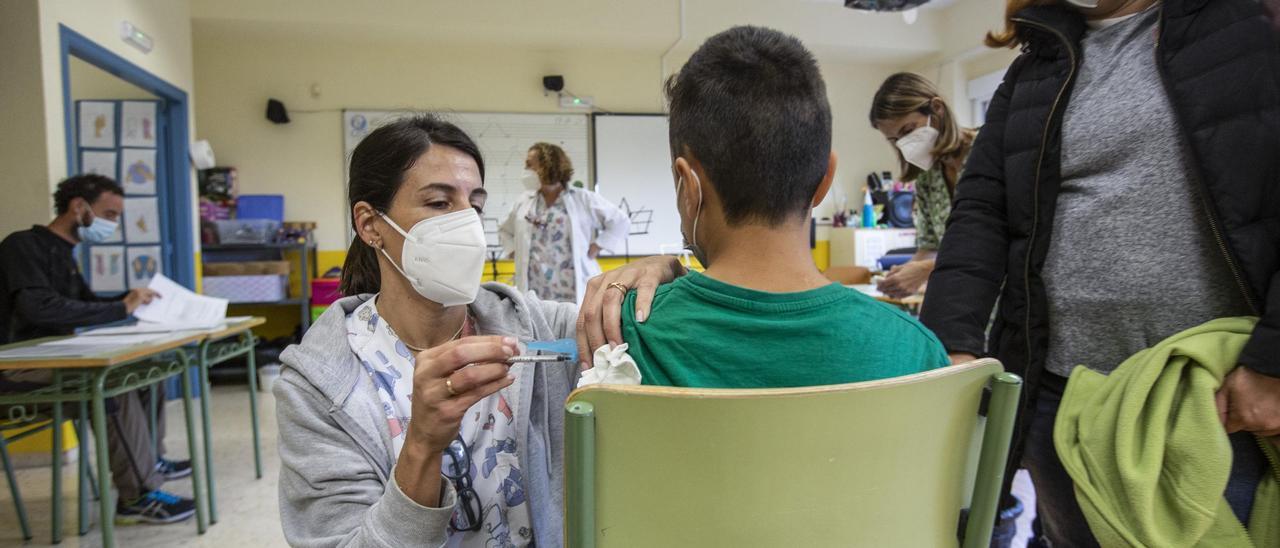 Vacunacion a niños de 9 a 11 años en el colegio