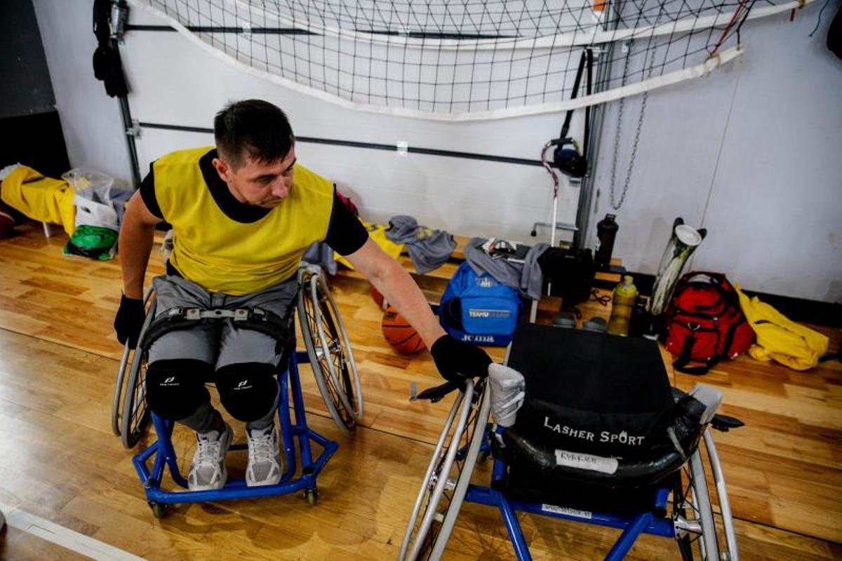 Ex-soldados ucranianos heridos, se recuperan jugando a baloncesto en silla de ruedas