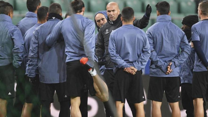 Zidane da instrucciones a sus jugadores en el entrenamiento del martes en Varsovia.