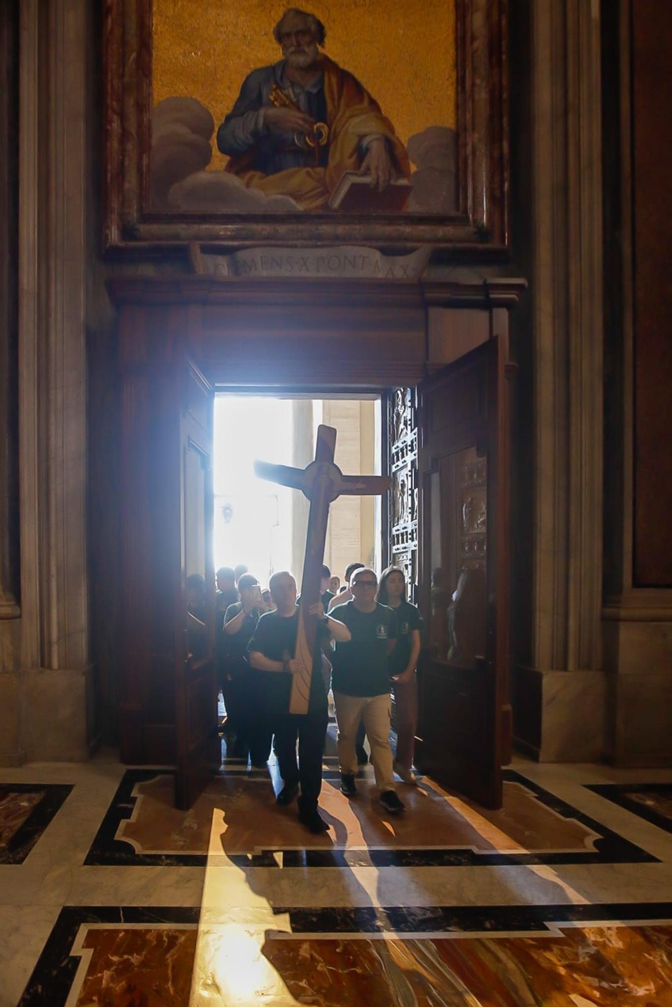 Peregrinación hombres de trono de la Esperanza