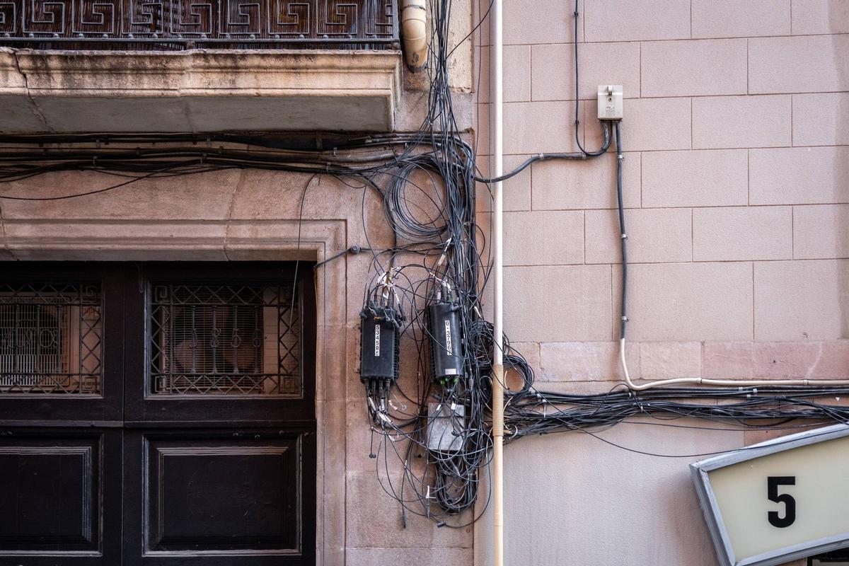 Barcelona trata de poner fin a las marañas de cables en las fachadas