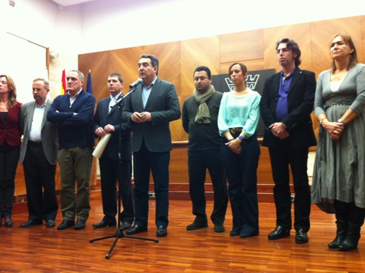 Manuel Bustos, recolzat pel seu equip municipal, en la seva compareixença.