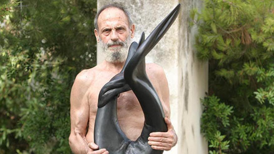 Antonio Hormigo, con una de sus esculturas.