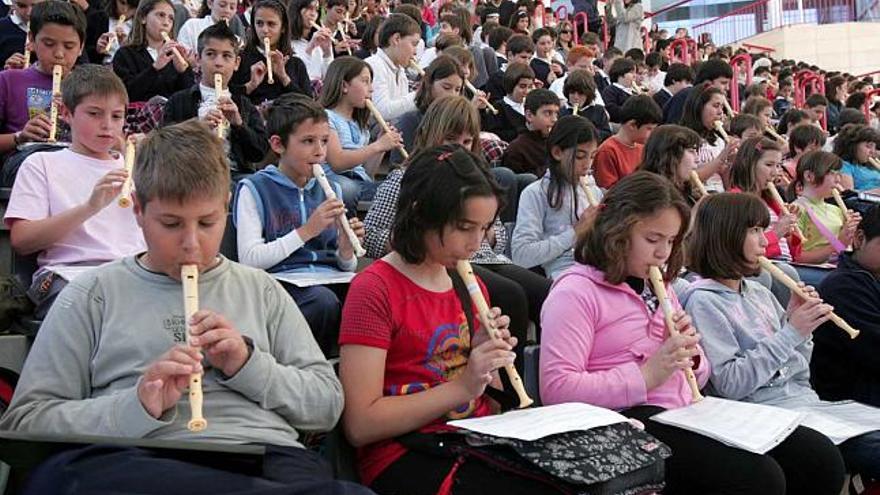 Más de quinientos escolares participan activamente en un concierto didáctico de música andina en la Casa de Cultura.