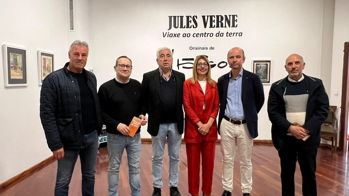 Por la izquierda, el edil Víctor Reiriz; el director del museo, Pastor Rodríguez; el dueño del museo, Javier Expósito; los ediles Ana Barreiro y Vicente Mariño; y el alcalde pobrense, José Carlos Vidal.